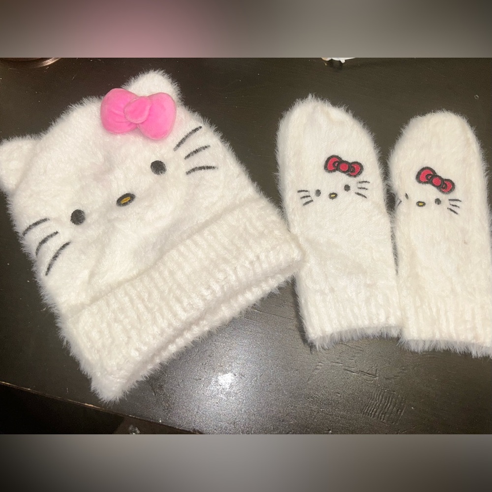 🎀Hello Kitty Beanie and glove set🎀